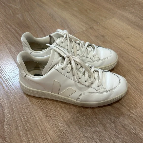 Veja V-90 Sneakers - Picture 4 of 5